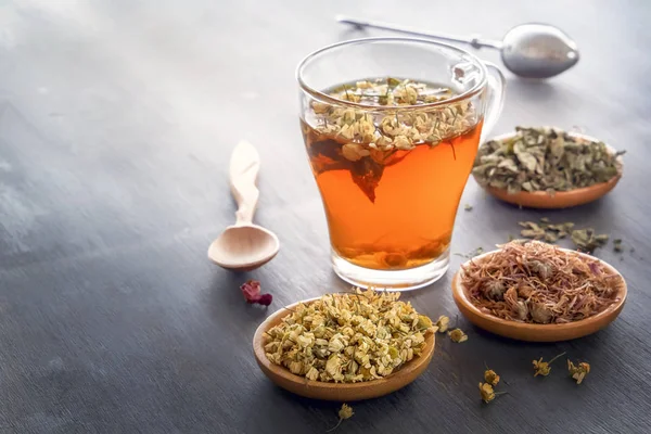 Gri ahşap masada ilaç papatya ile bitkisel çay. Boşluk Kopyala