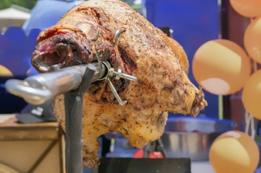 Kuzu yanan kömür üzerinde bir şiş üzerinde kavrulur. Close