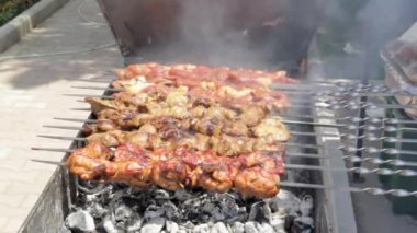 Ateş ve duman ile metal bir şiş üzerinde geleneksel bir oryantal barbekü ızgara