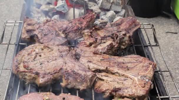 Les Steaks Boeuf Sont Cuits Sur Gril Avec Fumée — Video