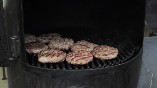 グリルで調理したひき肉パテのパーティー — ストック動画