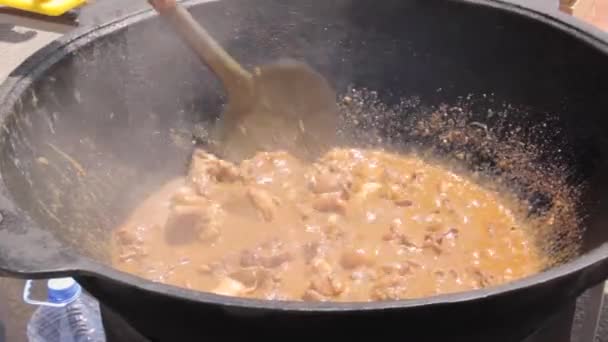 Cocine Revolviendo Carne Asada Una Olla Grande Calle Para Cocinar — Vídeo de stock