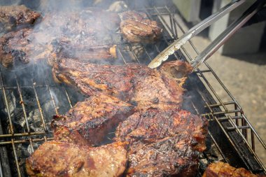 Yanan kömürler üzerinde duman ızgara üzerinde biftek pişirme