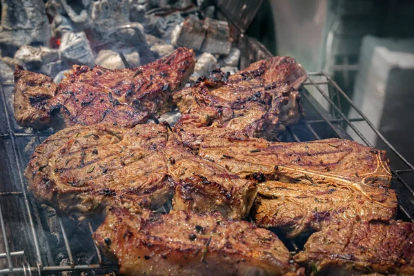 Yanan kömürler üzerinde duman ızgara üzerinde biftek pişirme — Stok fotoğraf