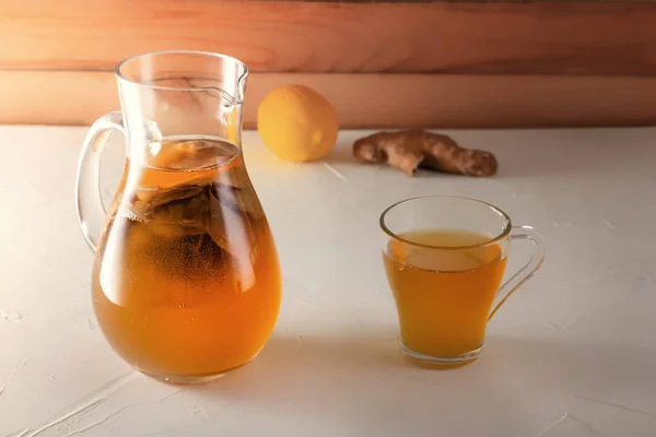 Bebida fermentada casera Kombucha en un frasco de vidrio con limón y jengibre sobre una mesa de madera . — Foto de Stock