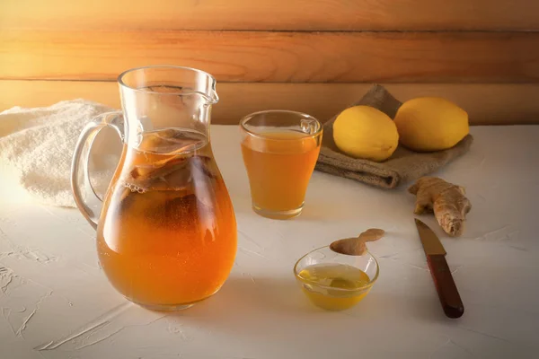 Bebida fermentada casera Kombucha en frascos de vidrio con limón, miel y jengibre sobre una mesa de madera . — Foto de Stock