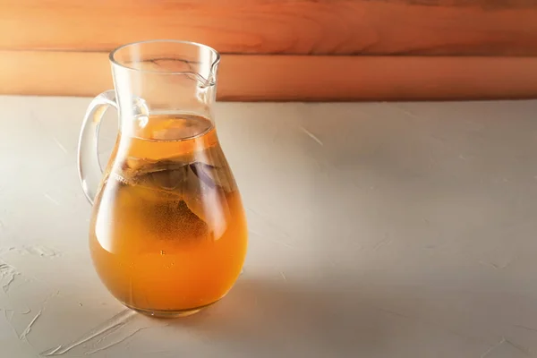 Bebida fermentada caseira Kombucha em um jarro de vidro em uma mesa de madeira. Espaço de cópia — Fotografia de Stock