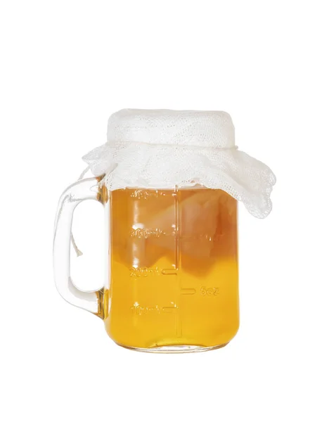 Ev yapımı fermente içki Kombucha cam bir sürahi. Beyaz arka planda yalıtılmış