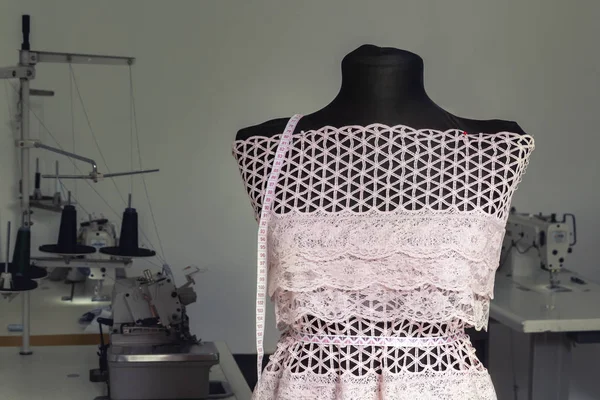 Рабочий манекен на фоне швейных машин в швейной мастерской — стоковое фото