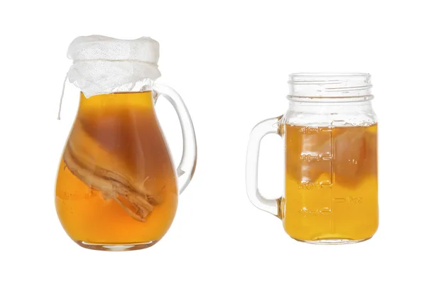 Bebida fermentada casera Kombucha en jarras de cristal. Aislado sobre fondo blanco —  Fotos de Stock