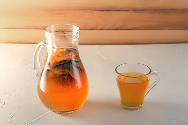 Домашний бродильный напиток Kombucha в стеклянном кувшине на деревянном столе. Копирование пространства — стоковое фото
