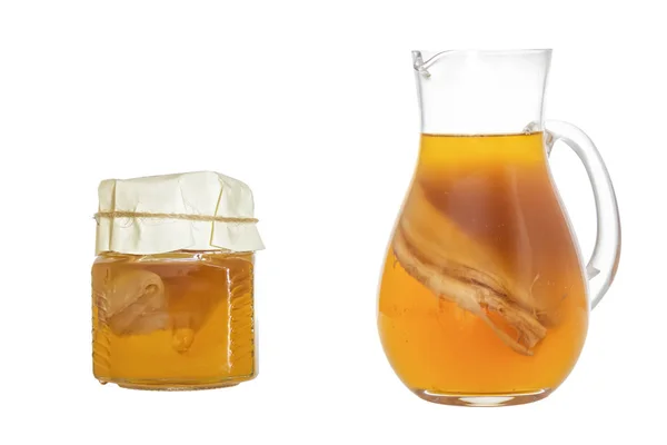 Bebida fermentada casera Kombucha en una jarra de vidrio y frasco. Aislado sobre fondo blanco —  Fotos de Stock