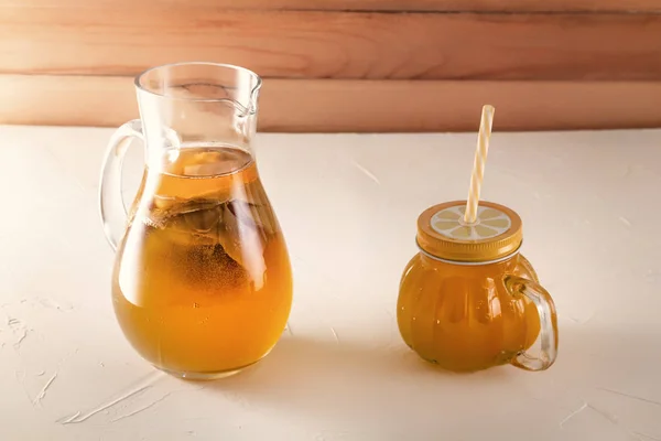 Bebida fermentada casera Kombucha en una jarra de vidrio sobre una mesa de madera. Copiar espacio —  Fotos de Stock