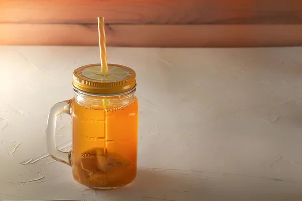 Băutură fermentată de casă Kombucha într-un borcan de sticlă cu un tub pe o masă de lemn. Copiați spațiul — Fotografie, imagine de stoc