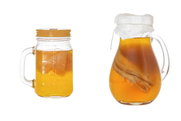 Bebida fermentada casera Kombucha en jarras de cristal. Aislado sobre fondo blanco —  Fotos de Stock