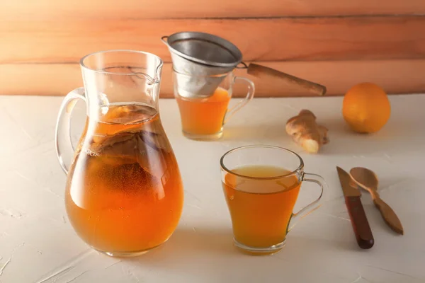 Bebida fermentada casera Kombucha en un frasco de vidrio con limón y jengibre sobre una mesa de madera. Copiar espacio — Foto de Stock