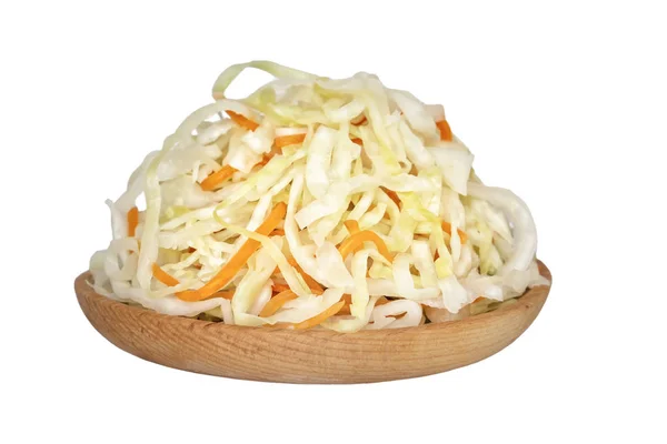 Fermente ev yapımı ürünler - beyaz bir arka plan üzerinde ahşap bir tabakta tuzlu lahana. Izole