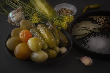 Koyu bir arka plan üzerinde fermente gıdalar bir arka plan üzerinde salatalık ve domates turşusu. Düşük anahtar. Close