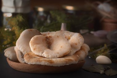 Fermente ürünlerin bir arka plan üzerinde ahşap bir tabakta tuzlu mantar. Close. Düşük anahtar