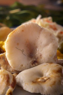 Fermente ürünlerin bir arka plan üzerinde ahşap bir tabakta tuzlu mantar. Close