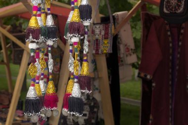 Eski iplik ve gümüş sikke Kazak geleneksel tılsımlar - Ümit. Close