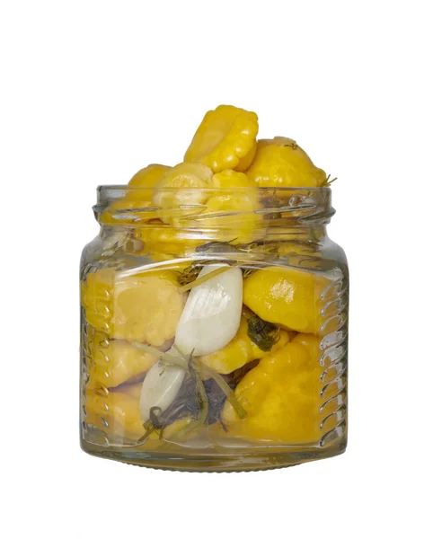 Los productos fermentados caseros - la calabaza salada en el frasco de cristal sobre el fondo blanco. Aislado — Foto de Stock