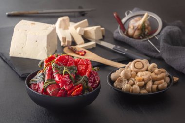 Mayalanmış yiyecekler kırmızı biber, mantar ve soya fasulyesi. Geleneksel Kore yemeği.