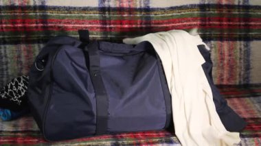 Yaz kıyafetleri ve aksesuarları plaj tatili için seyahat çantasına atlamak için. Seyahat hazırlığı