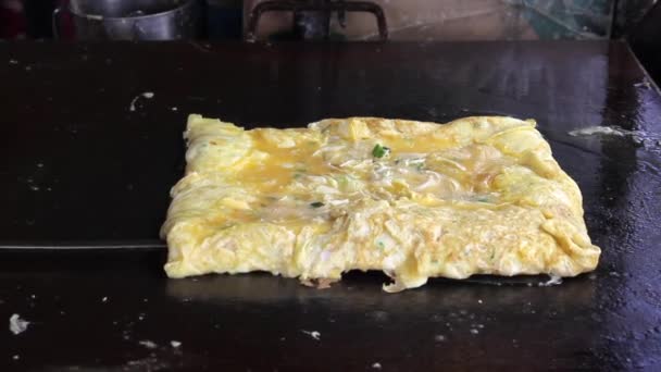 Ein Omelett Auf Einem Heißen Herd Einem Kleinen Café Freien — Stockvideo