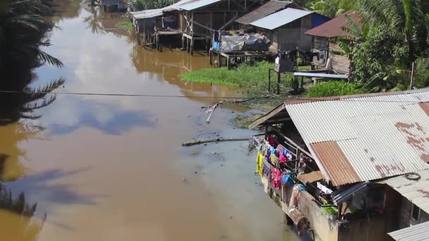 Oude Huizen Een Sloppenwijk Aan Een Modderige Rivier Zuidoost Azië — Stockvideo