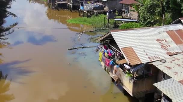 東南アジアの泥だらけの川のスラムにある古い家 滑らかなカメラの動き — ストック動画