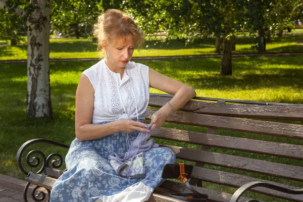 Woman Sits Park Bench Knitting Wool Clothes Knitting Needle Shows — Stock Photo, Image