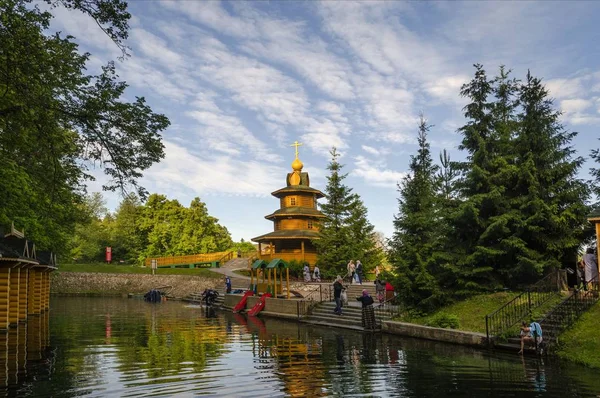 Kutsal bahar ve Şapel St. Seraphim Sarov, yaz aylarında Rusya Nijniy Novgorod bölgesi.