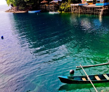 Denizdeki geleneksel ahşap bir teknenin yakın görüntüsü, Lubang Buaya Sahili, Maluku