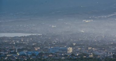Sabah sisiyle kaplanmış manzara manzarası. Arka planda dağlar, Palu Eyaleti, Endonezya