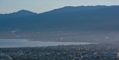 Sabah sisiyle kaplanmış manzara manzarası. Arka planda dağlar, Palu Eyaleti, Endonezya