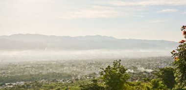 Sabah sisiyle kaplanmış manzara manzarası. Arka planda dağlar, Palu Eyaleti, Endonezya