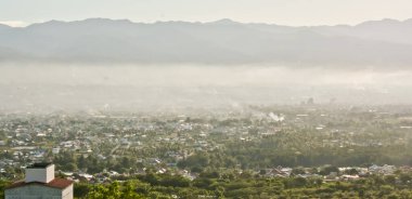 Sabah sisiyle kaplanmış manzara manzarası. Arka planda dağlar, Palu Eyaleti, Endonezya