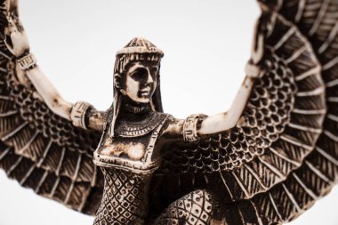 İsis heykeli, Antik Mısırlıların tanrısı, beyaz arka planda Firavun, izole edilmiş, yakın plan