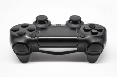 Siyah oyun denetleyici, beyaz arka planda Joystick, izole edilmiş, yakın plan, ön görüş.