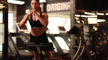 Atletik bir dişi, üst uzama egzersizi yapar. Çekirdek oluşturur ve bel gücünü azaltır..