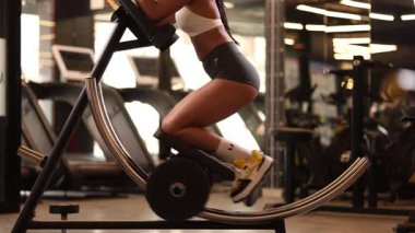 Güçlü ve sağlıklı bir dişi Ab Bardakaltlığı üzerinde çalışır. Çekirdek gücü ve kas tanımına odaklanır..