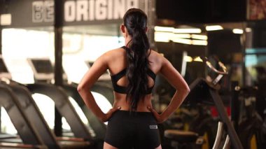 Kendine güvenen bir kadın, çarpıcı bakışlarıyla arkasını döner güç ve zarafet saçar..