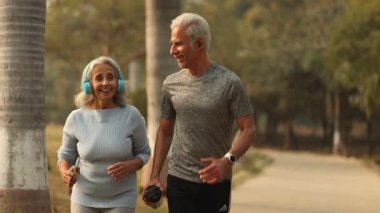 Çekici bir çift parkta mutlu mesut dolaşır. Arkadaşlıklarının ve akşam atmosferinin tadını çıkarırlar..