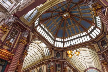 Londra 'da muhafaza edilen Viktorya dönemi pazarı boyalı metaller, dekoratif kemerler ve geniş açılı bir perspektifle çekilmiş dramatik cam çatı tavanı sergiliyor. Londra, İngiltere, 7 Temmuz 2024