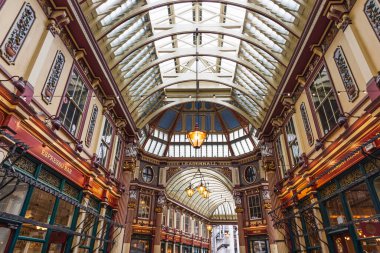 Leadenhall Pazarı 'nın içi geniş açılı. Süslü demirler, fener ışıkları ve Londra' daki butik mağazalarının üzerinde yükselen cam bir çatı var. Londra, İngiltere, 7 Temmuz 2024
