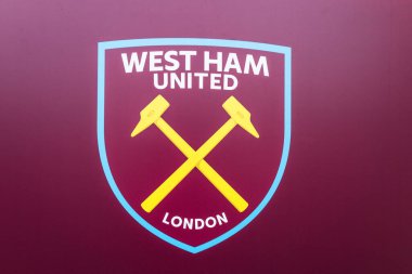 West Ham Birleşik kalkan logosu kestane rengi gradyan, kalın Premier Lig takım sembolü ve markalaşma unsuru üzerine. Londra, İngiltere, 14 Temmuz 2024