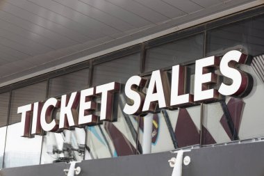 Bilet satışı bir stadyum ya da arenadaki gişe gişesi penceresinin üstünde..