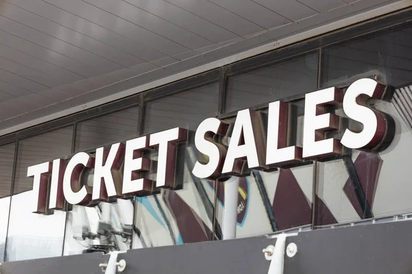 Bilet satışı bir stadyum ya da arenadaki gişe gişesi penceresinin üstünde..