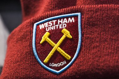 West Ham United kalkanını kestane rengi bir bere üzerine kapatın, nakış, yün dokusu ve takım renklerini gösterin. Londra, İngiltere, 14 Temmuz 2024